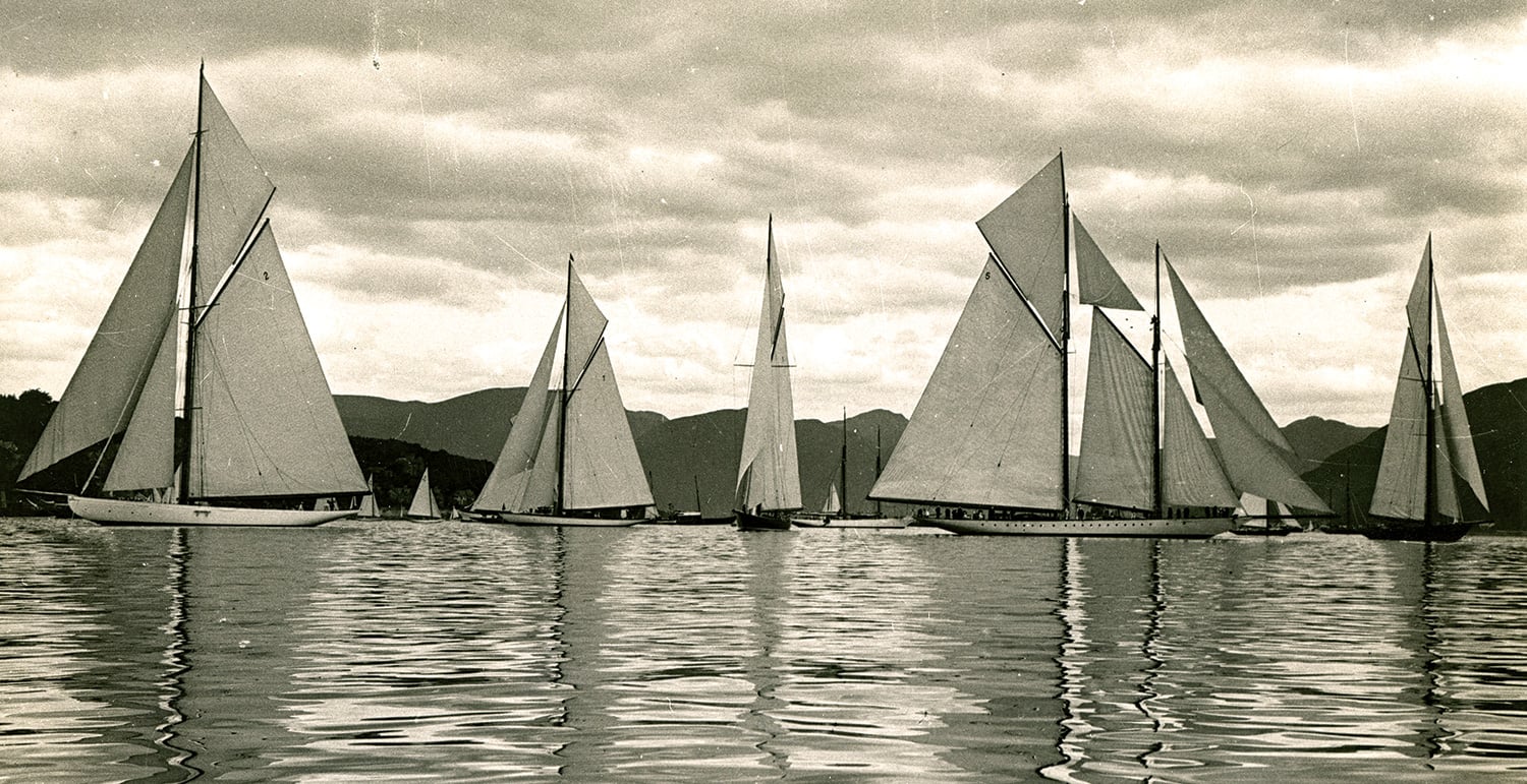 Panoramic photo by George Outram.